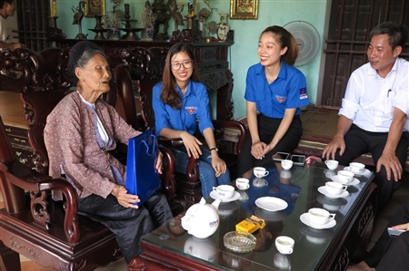 Đoàn Thanh niên PVPF thăm hỏi tặng quà các gia đình chính sách nhân dịp kỷ niệm 73 năm ngày thương binh liệt sỹ