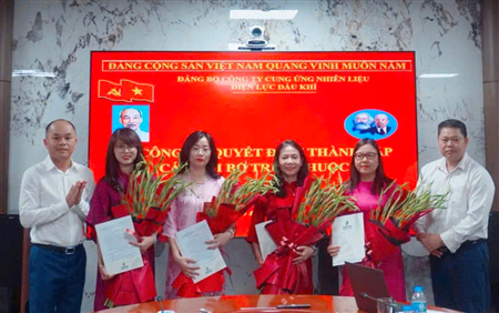 LỄ CÔNG BỐ THÀNH LẬP 04 CHI BỘ TRỰC THUỘC  ĐẢNG BỘ CÔNG TY CUNG ỨNG NHIÊN LIỆU ĐIỆN LỰC DẦU KHÍ